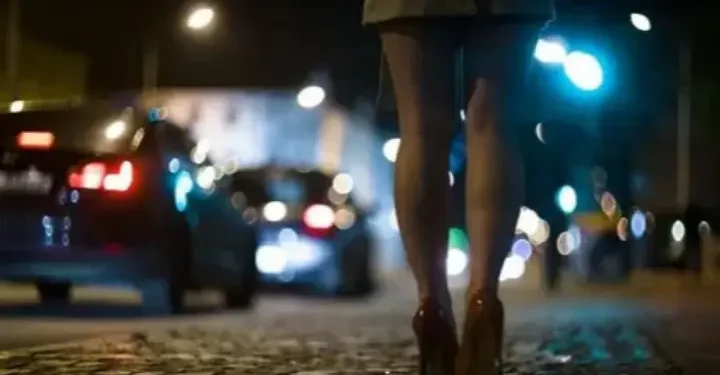Un homme paie une prostituée avec des faux billets