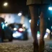 Un homme paie une prostituée avec des faux billets