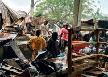Un violent incendie s’est déclaré dans la nuit du samedi 4 juillet 2026 au marché d’Aboisso, dans le Sud-Comoé