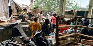 Un violent incendie s’est déclaré dans la nuit du samedi 4 juillet 2026 au marché d’Aboisso, dans le Sud-Comoé