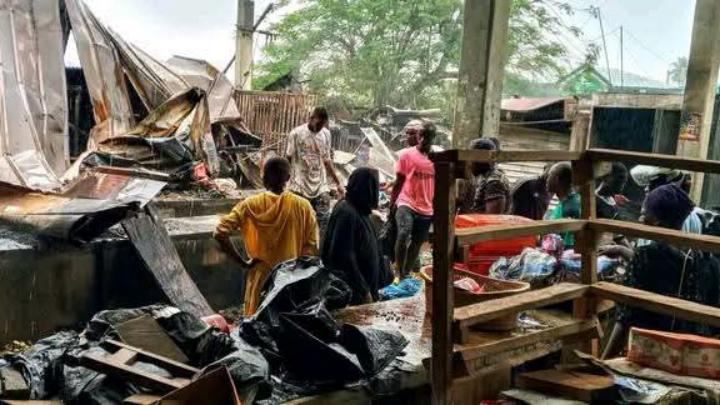 Un violent incendie s’est déclaré dans la nuit du samedi 4 juillet 2026 au marché d’Aboisso, dans le Sud-Comoé