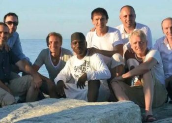 César Anot, musicien, chanteur, auteur-compositeur et ancien membre du mythique groupe Woya, revient sur le devant de la scène avec un nouveau single