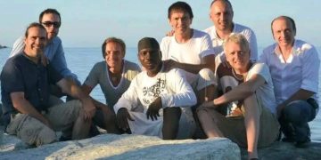 César Anot, musicien, chanteur, auteur-compositeur et ancien membre du mythique groupe Woya, revient sur le devant de la scène avec un nouveau single