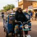 Une conductrice de tricycle