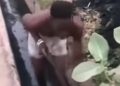 un homme présenté comme un présumé voleur contraint de curer un caniveau obstrué tout en étant forcé de danser
