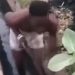 un homme présenté comme un présumé voleur contraint de curer un caniveau obstrué tout en étant forcé de danser